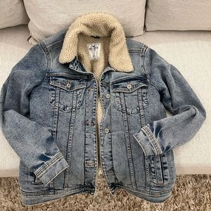 HOLISTER FAUX SHEARLING-LINED DENIM TRUCKER JACKET